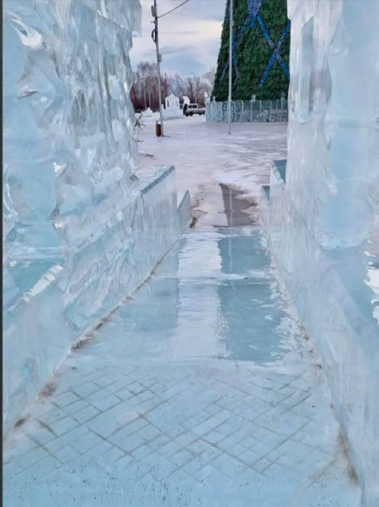 В Красноярске из-за потепления закрылся ледовый городок в Татышев-парке