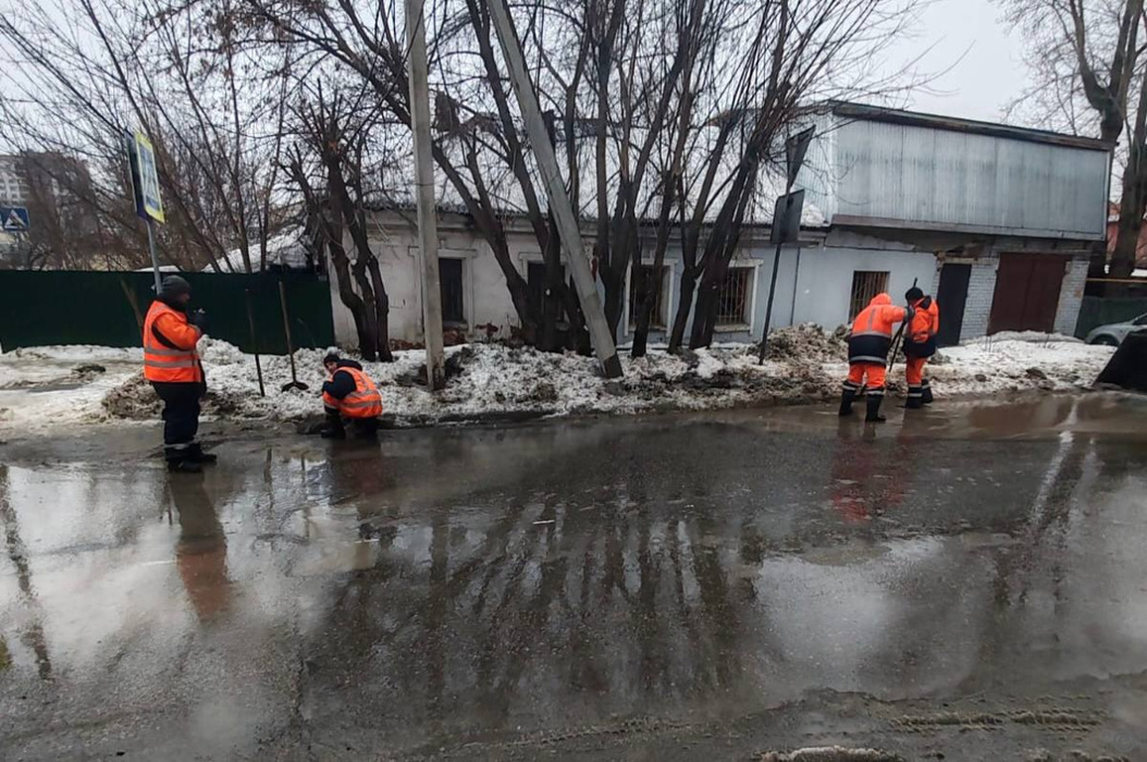 Поплыли: в Барнауле февральский ливень затопил дороги