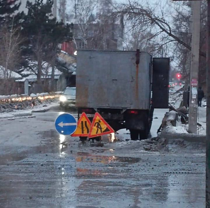 Поплыли: в Барнауле февральский ливень затопил дороги