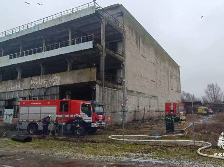 В Светлом загорелся бывший рыбоконсервный комбинат