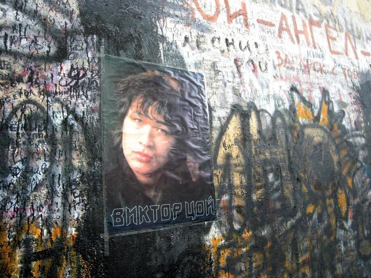 Расписанные Виктором Цоем кеды не смогли продать на аукционе