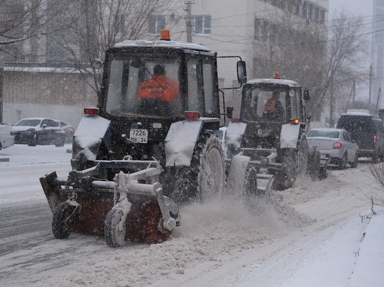 В Волгограде спецтехника чистит дороги после мощного снегопада
