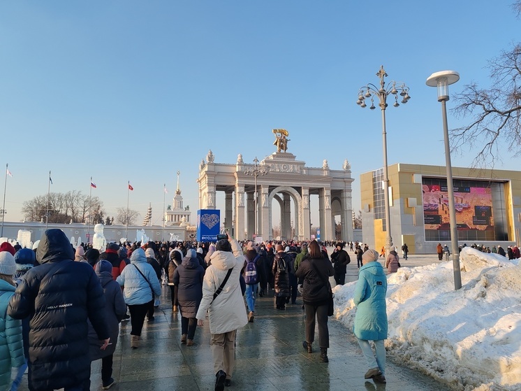 Павильон выставки-форума "Россия" на ВДНХ не вмещает всех желающих
