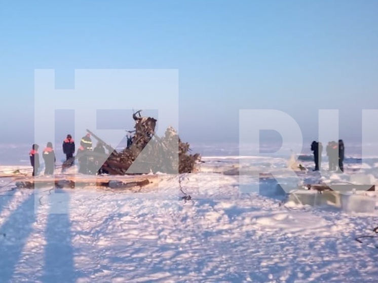 Разбитый вертолет МИ-8 МЧС России подняли со дна Онежского озера в Карелии