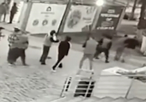 В районе одного из торговых центров столицы Крыма четверо молодых людей (от 18 до 25 лет) похитили 17-летнего местного жителя. Похитители заявили, что он наркоторговец, затолкали его в машину и потребовали найти им дозу.