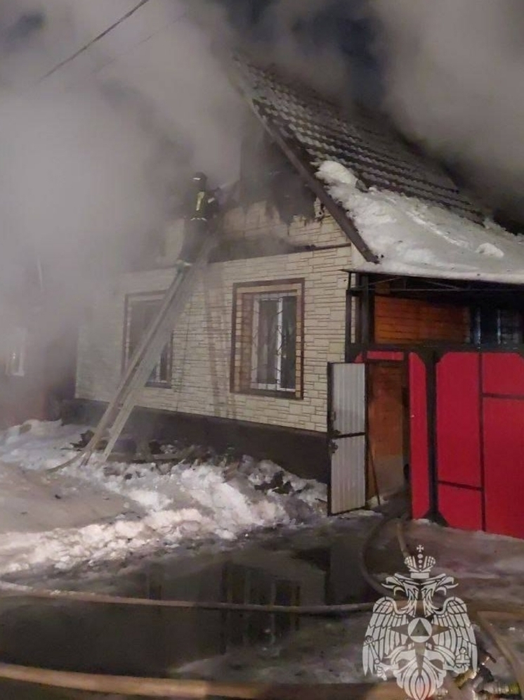 В частном секторе в центре Оренбурга случился пожар