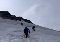 Спасатели оказали помощь двум альпинистам из России и Казахстана, которые оказались на высоте пять тысяч метров на Эльбрусе и не могли продолжить путь