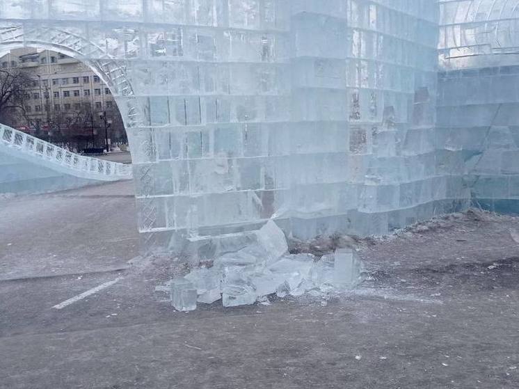 Два взрослых вандала сломали украшения ледяных горок на площади в Чите