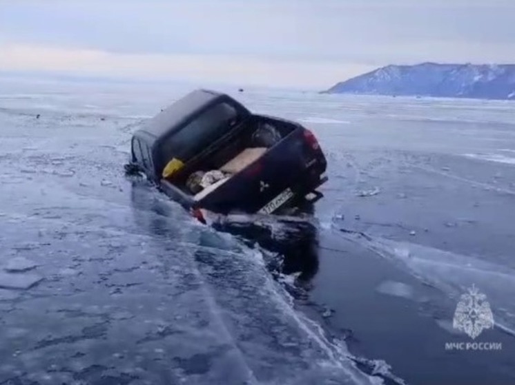 На Байкале нашли два вмерзших в лед джипа