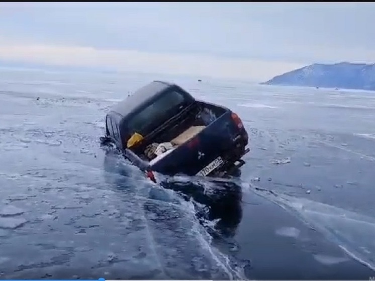 На Байкале в трещины на льду провалились два внедорожника