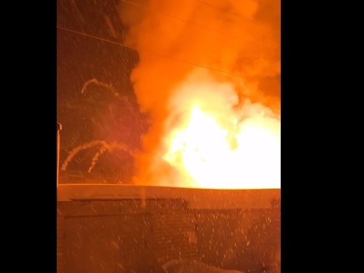 Сильный пожар со взрывом произошел в гаражах в Петрозаводске