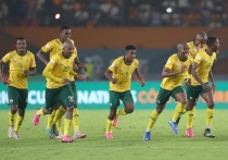 На стадионе «Феликс Хопье-Боини» сборная ЮАР преодолела тяжёлую борьбу против ДР Конго и заняла 3-е место на Кубке Африки-2023. Подробнее об этом расскажет «МК-Спорт».