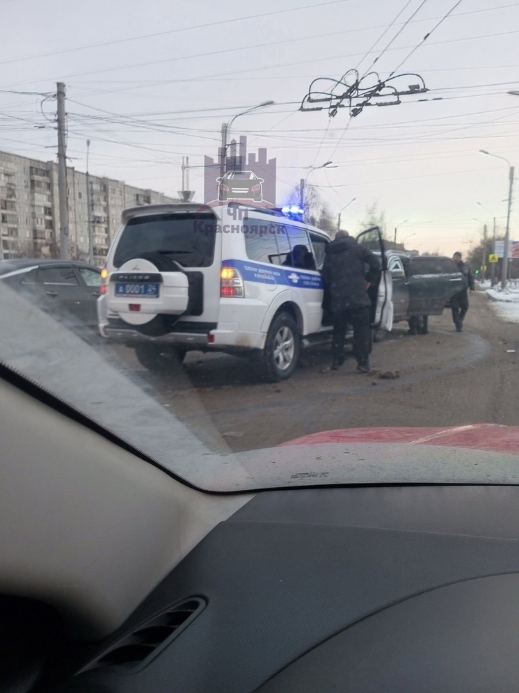 В Красноярске женщина на «Лексусе» столкнулась с полицейским автомобилем