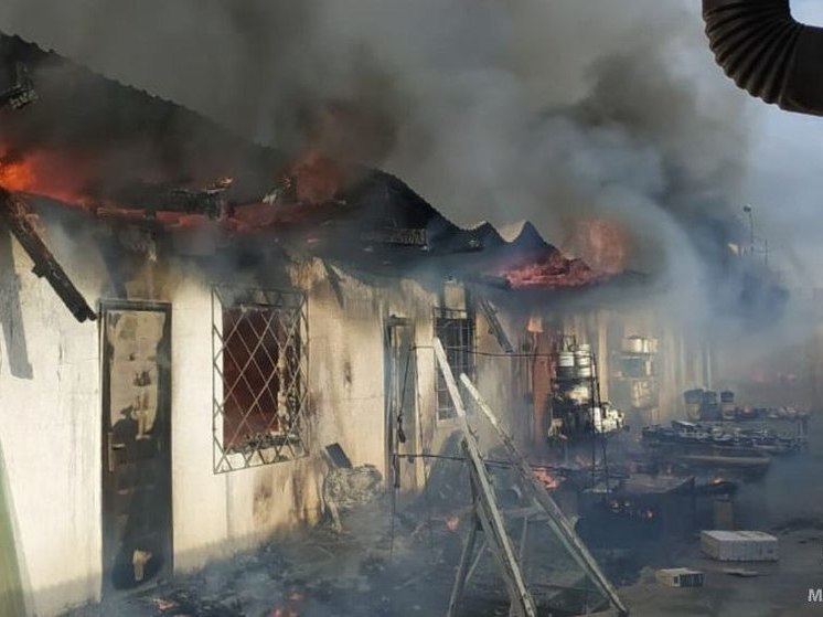 В Майском в Кабардино-Балкарии горит вещевой рынок