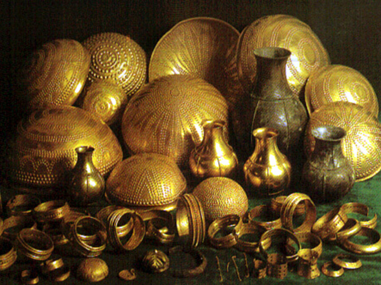 В золотом кладе возрастом 3000 лет найдены украшения из металлов неземного происхождения0