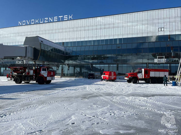 Огонь охватил аэропорт в Новокузнецке