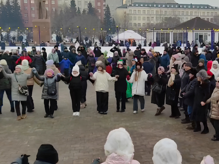 Несколько сотен читинцев станцевали ёхор на площади Ленина в честь Сагаалгана