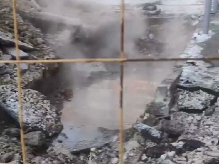 Жители Одинцово пожаловались на ямы с горячей водой рядом с домом