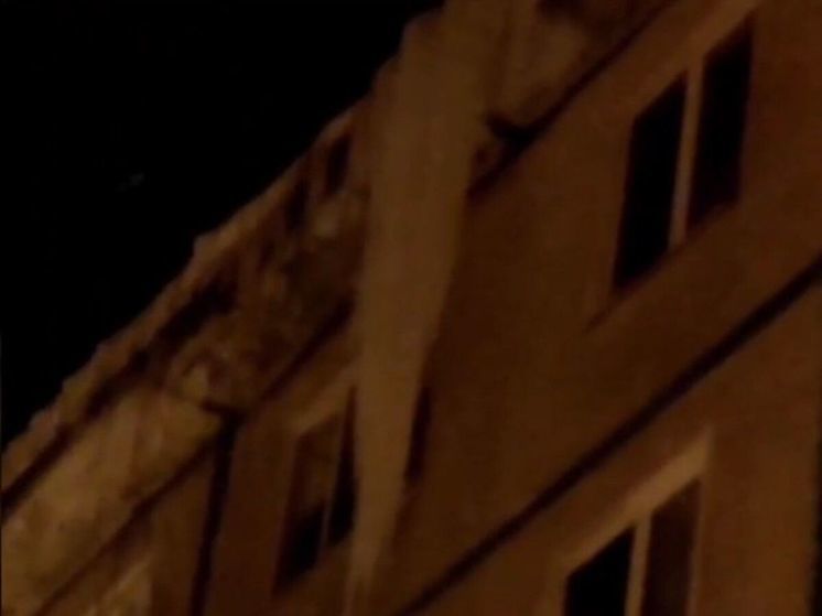 В Лобне местные жители просят сбить двухметровые сосульки