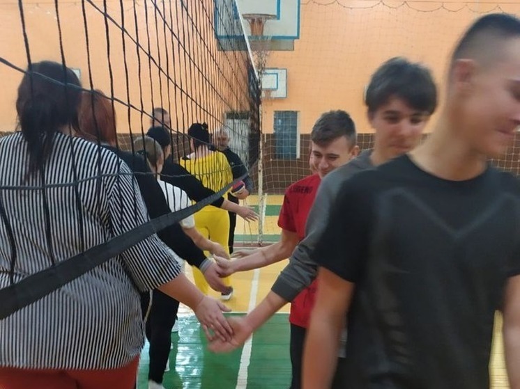 В Новотроицкой школе учителя и ученики сыграли в волейбол