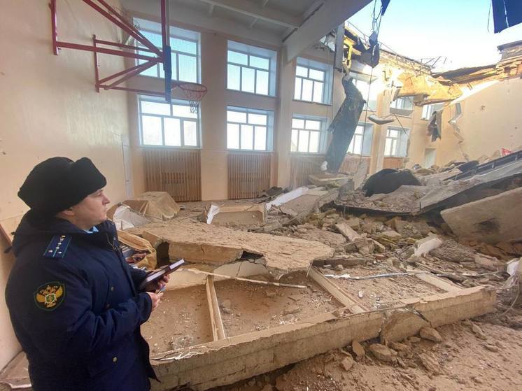 В селе Донское Оренбургской области в гимназии рухнула крыша спортзала