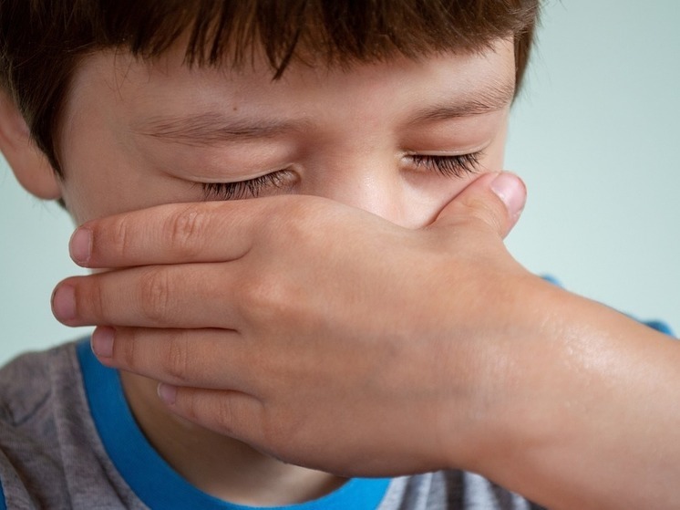 Маленький ребенок застрял в автомате с игрушками в Австралии