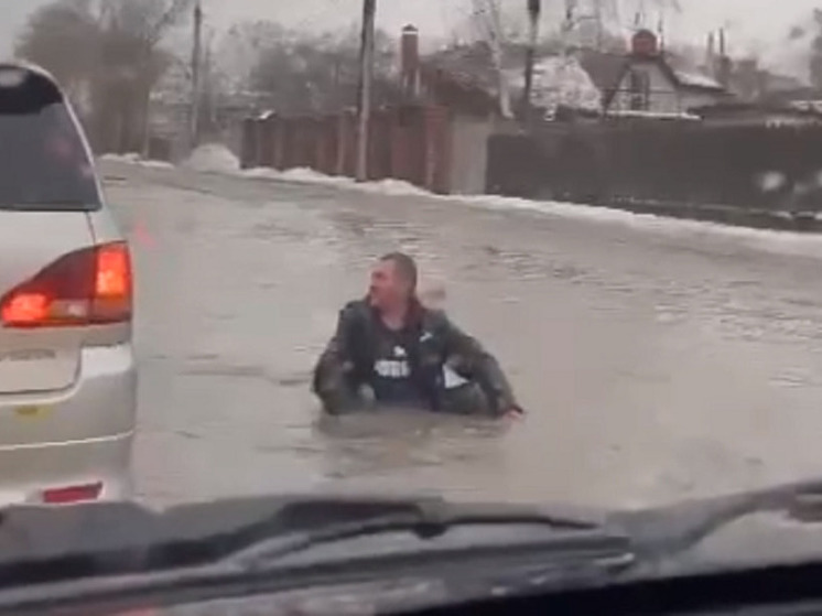 В Бийске мужчина нырял в лужу с талой водой на дороге