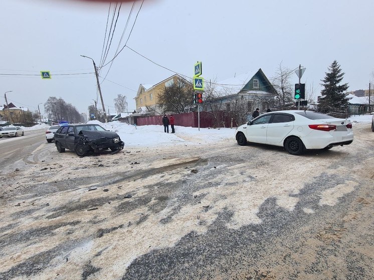 В Твери молодой пассажир иномарки получил травмы в ДТП