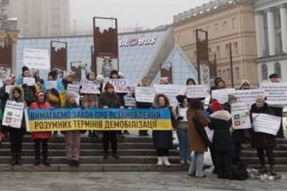 In Kyiv, relatives of military personnel staged a protest demanding demobilization