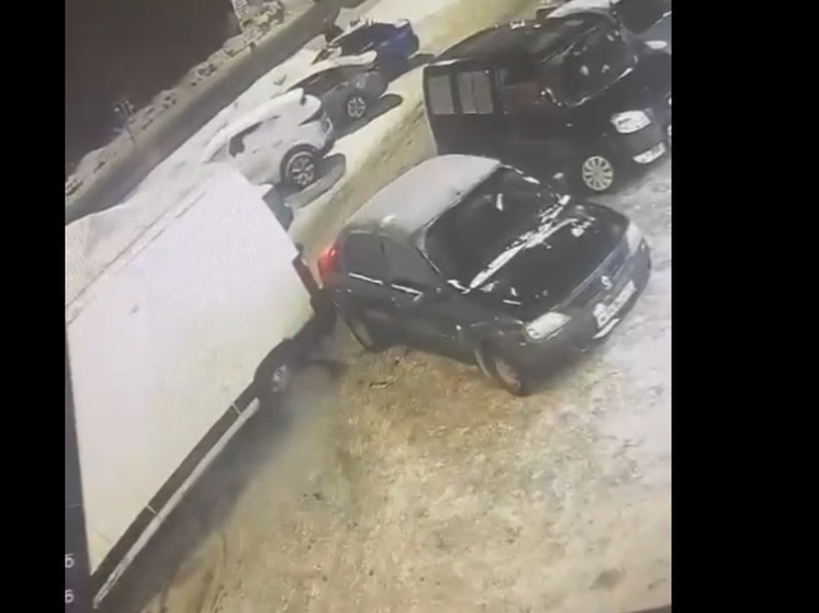 Водитель грузовика под камерами врезался в легковушку и уехал в Петрозаводске