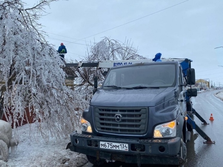  В Волгоградской области восстанавливают ЛЭП после ледяного дождя и снегопада