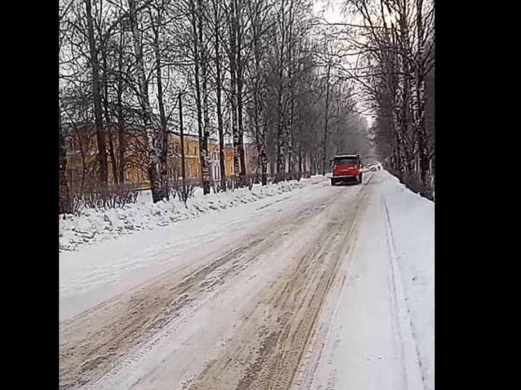Снежный штаб Ленобласти показал, как посыпают песком дороги в Кировском районе