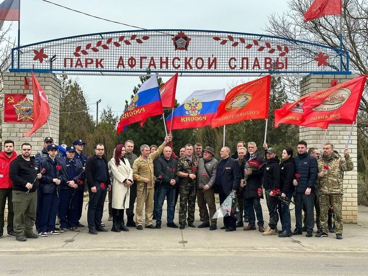 В Геническе возложили цветы к памятнику воинам-интернационалистам