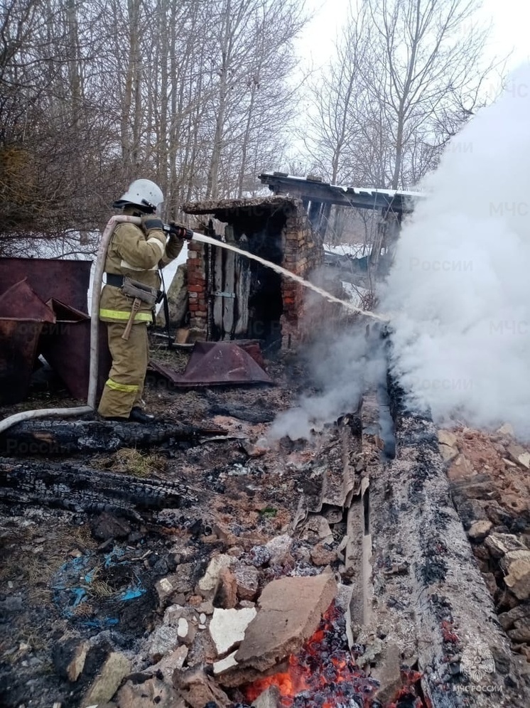 В Орловском поселке Гремячево огонь полностью уничтожил дом: есть пострадавший