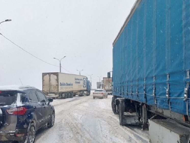В Волгоградской области автомобили встали в 6-километровой пробке