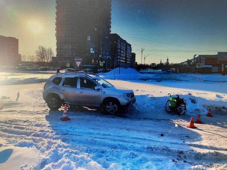 В Омске женщина за рулём Renault Duster сбила инвалида-колясочника