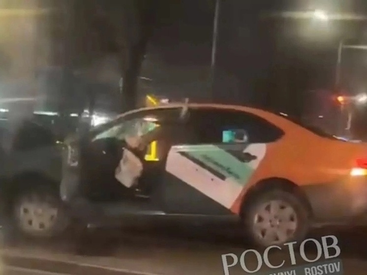 В Ростове водитель арендованного авто врезался в столб