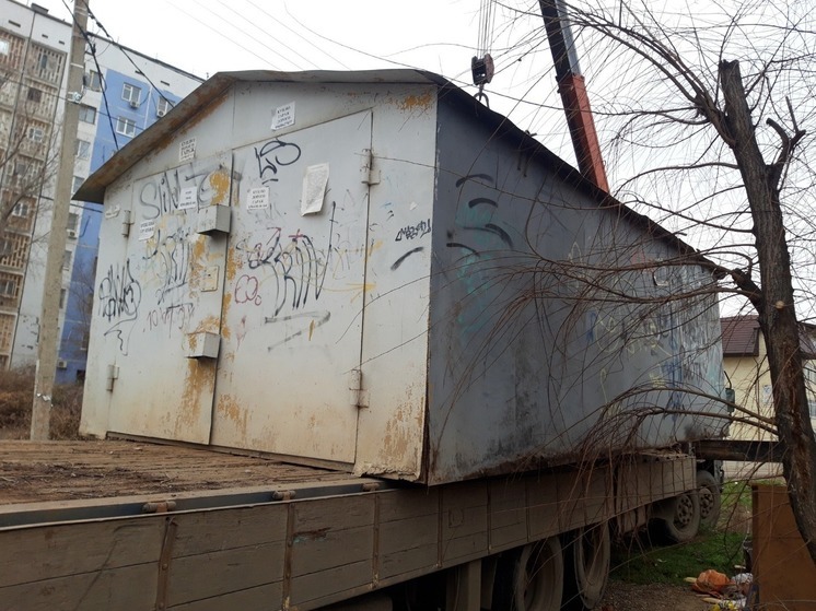 В Астрахани демонтируют незаконные гаражи и киоски у образовательных учреждений