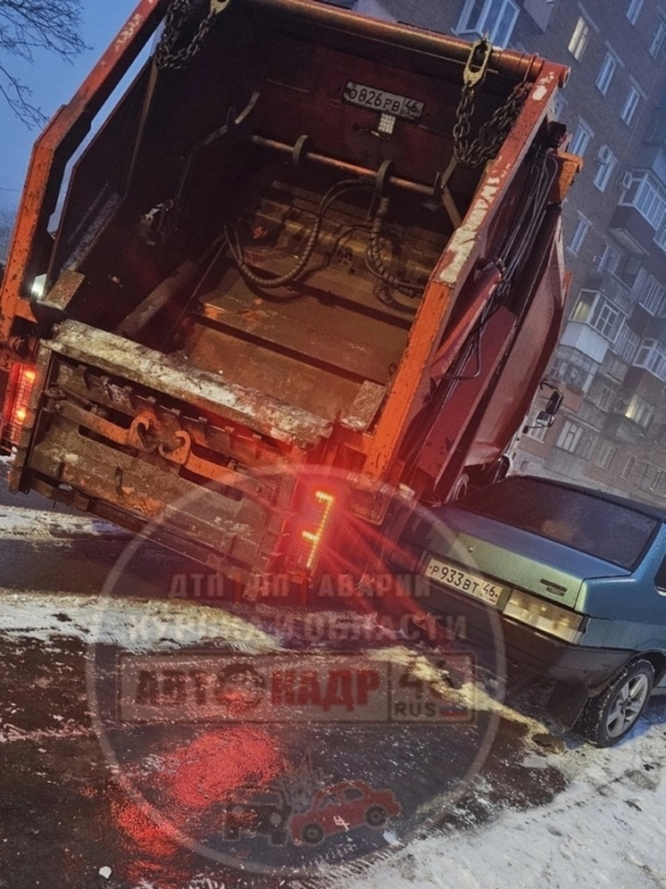 В Курске ДТП с мусоровозом и ВАЗ-2199 блокировало улицу Чернышевского