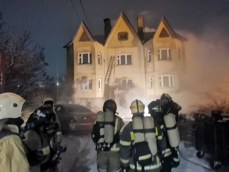 В Курске потушили ночной пожар в сауне трехэтажного особняка