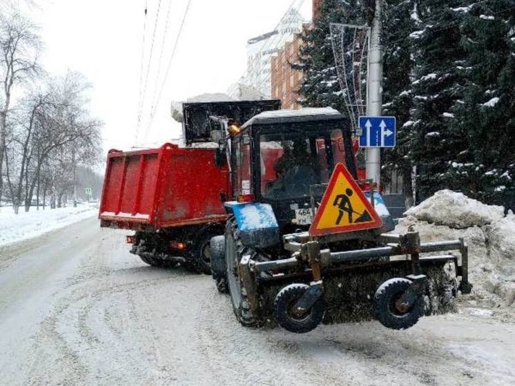 Сотрудники «Пензавтодора» убирают городские улицы 12 февраля в усиленном режиме