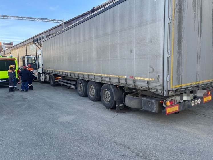 В Ставрополе покатившийся грузовик насмерть переехал водителя