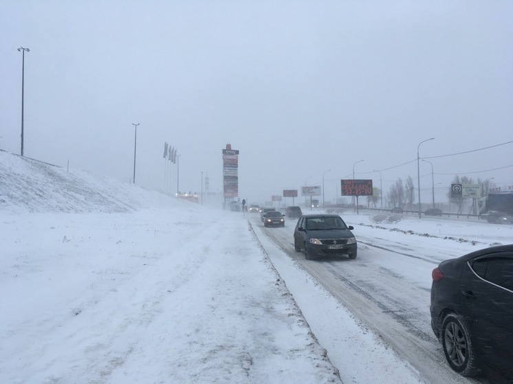 Водителей просят воздержаться от поездок из-за ледяного дождя в Саратовской области