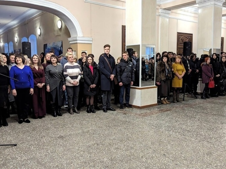 Занятия в Азовском педуниверситете стартовали с вноса флага и исполнения гимна