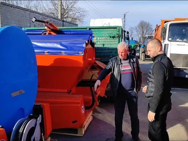 Глава Каховского округа проверил новую коммунальную технику