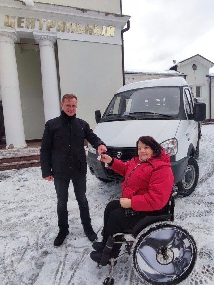 Коллективу «Парки Серпухова» передали ключи от служебного автомобиля