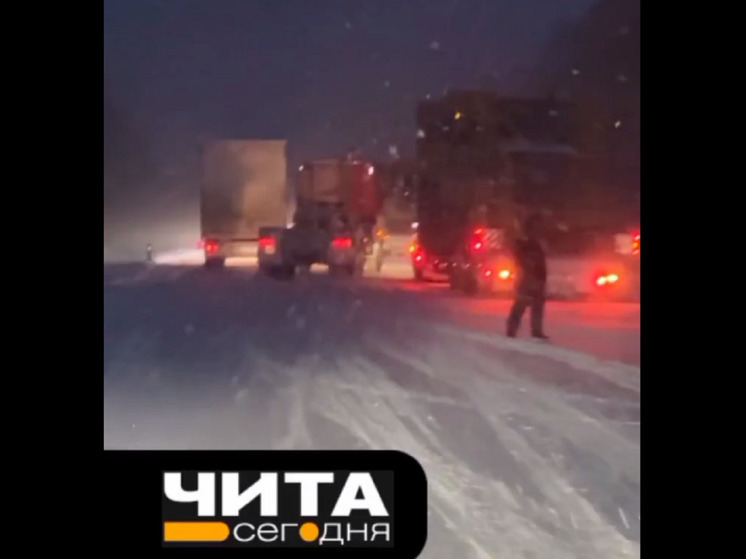 Больше десятка грузовиков встали на трассе в Забайкалье из-за снегопада