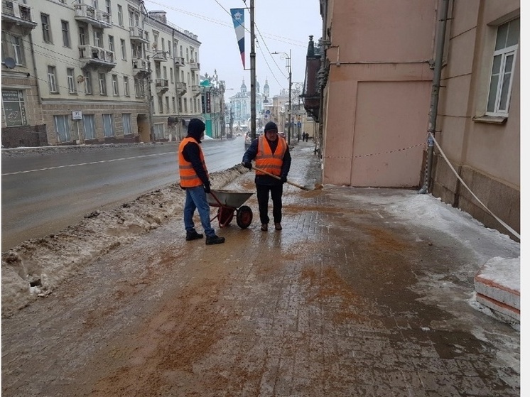 Последствия "ледяного дождя" в Смоленске устраняют коммунальщики