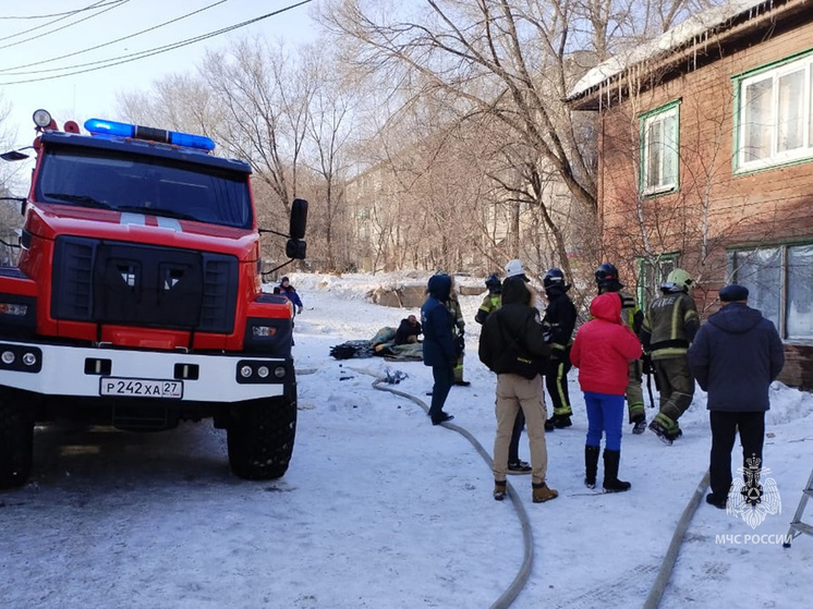 В Хабаровске пожарные спасли двоих мужчин из горящего барака