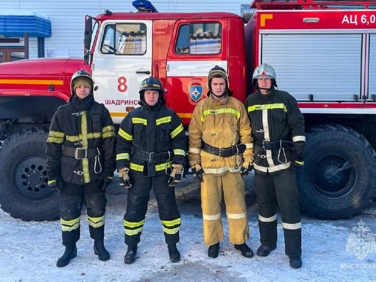 Двух мужчин спасли из горящего дома огнеборцы в Шадринске